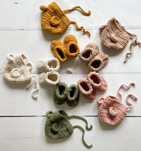Load image into Gallery viewer, Crochet baby booties, Sage
