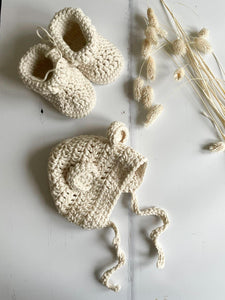 Crochet baby booties, Soft white