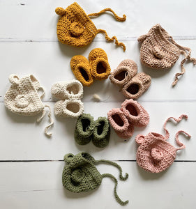 Crochet baby booties, Sage